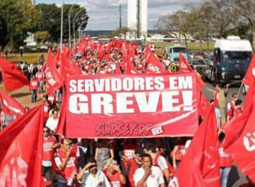 Bolsonaro monitora greves e corta salários em mais um ataque aos servidores