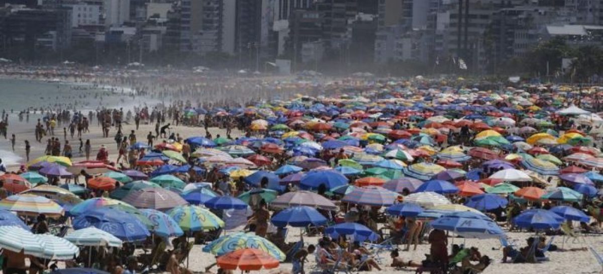Enquanto a Delta avança, país tem clima de “fim de pandemia” e praias e bares lotam