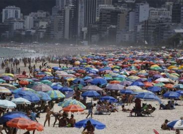 Enquanto a Delta avança, país tem clima de “fim de pandemia” e praias e bares lotam