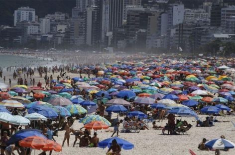 Enquanto a Delta avança, país tem clima de “fim de pandemia” e praias e bares lotam