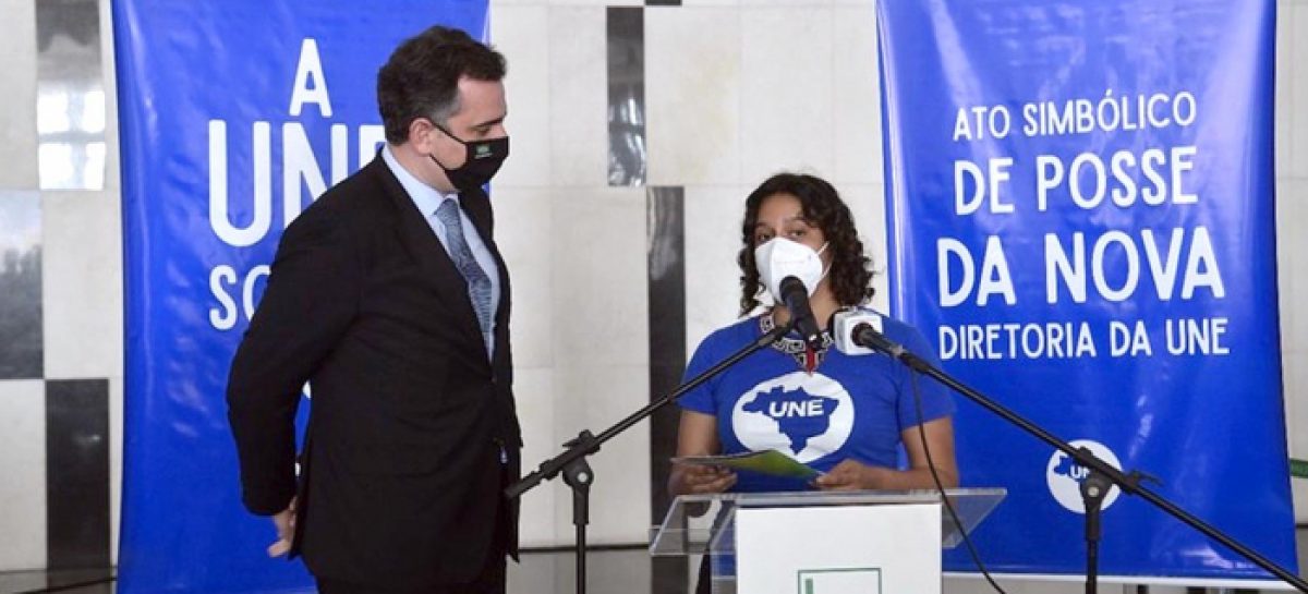 Presidente do Senado vai a posse da UNE e rejeita impeachment de Moraes