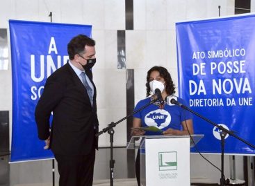 Presidente do Senado vai a posse da UNE e rejeita impeachment de Moraes