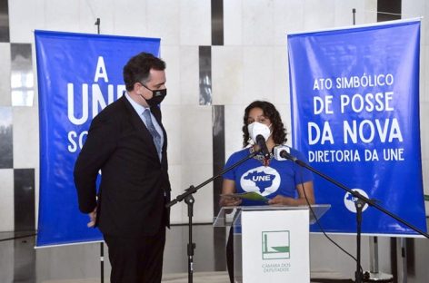 Presidente do Senado vai a posse da UNE e rejeita impeachment de Moraes