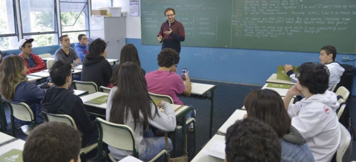 Volta às aulas presenciais este mês coloca professores e alunos em risco