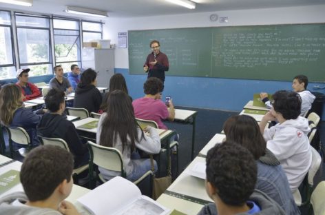 Volta às aulas presenciais este mês coloca professores e alunos em risco