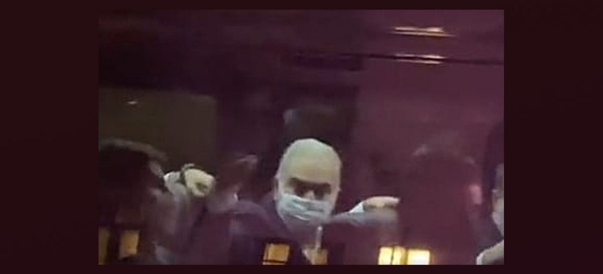 Ministro Queiroga aponta o dedo médio a manifestantes contrários a Bolsonaro