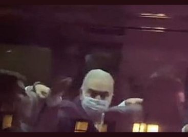 Ministro Queiroga aponta o dedo médio a manifestantes contrários a Bolsonaro