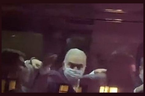 Ministro Queiroga aponta o dedo médio a manifestantes contrários a Bolsonaro