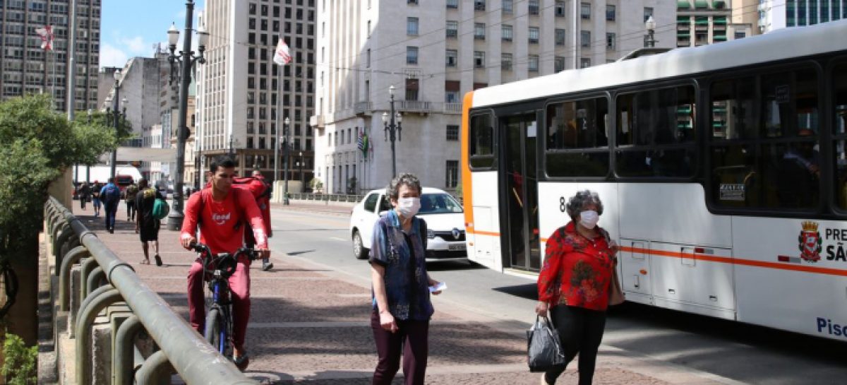 Taxa de transmissão da Covid-19 sobe para maior índice desde junho deste ano
