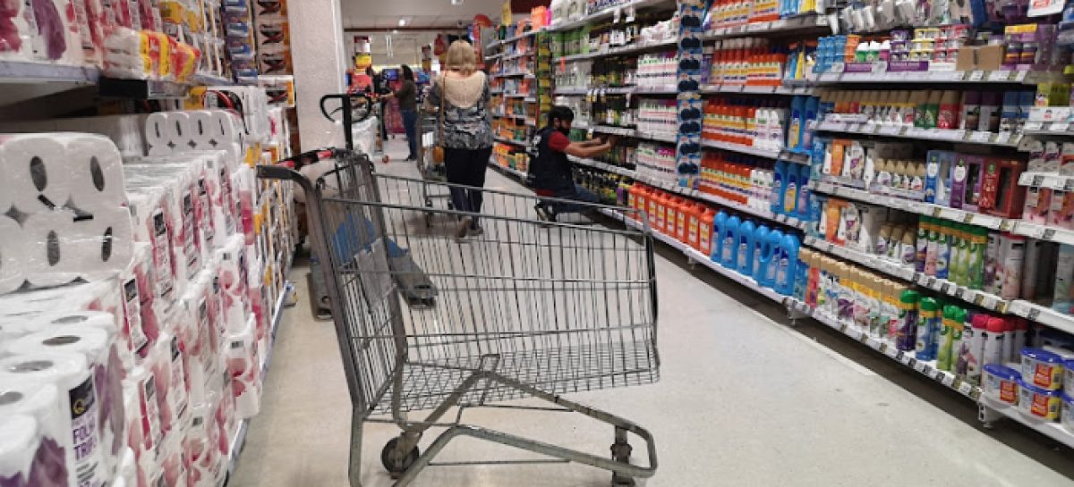 Gasto médio com alimentação nas favelas equivale a um salário mínimo, aponta estudo