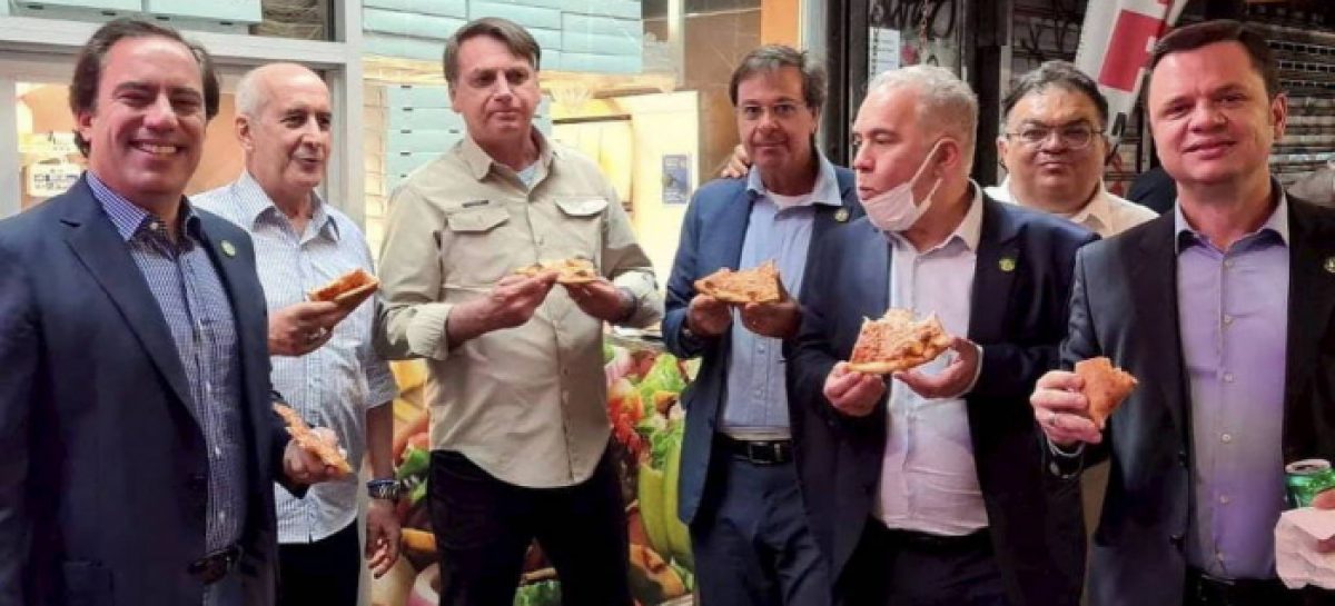 Vexame mundial: Bolsonaro come pizza na rua em Nova York porque não se vacinou