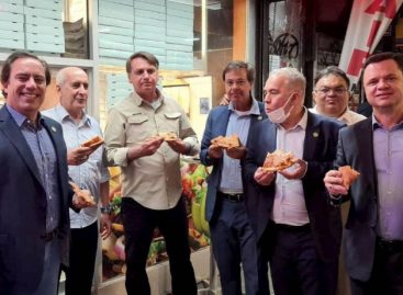 Vexame mundial: Bolsonaro come pizza na rua em Nova York porque não se vacinou