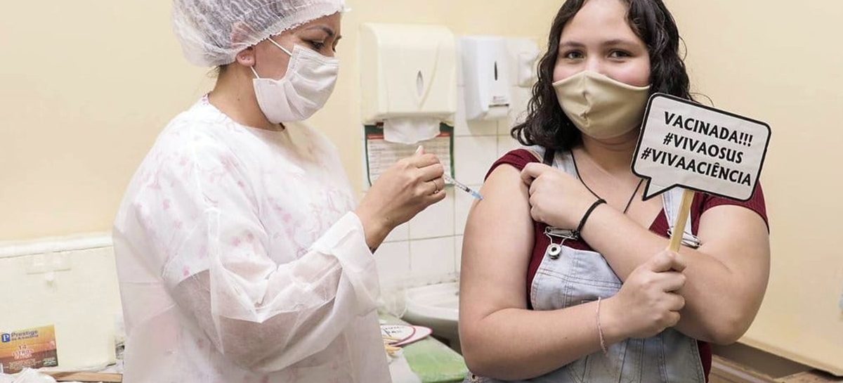 Ministério da Saúde pede suspensão de vacinação de adolescentes