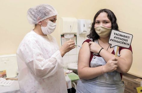 Ministério da Saúde pede suspensão de vacinação de adolescentes