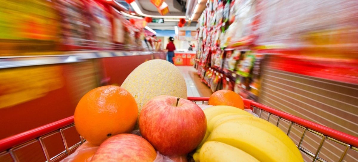 Vendas de combustíveis e nos supermercados têm queda, e movimento no varejo recua