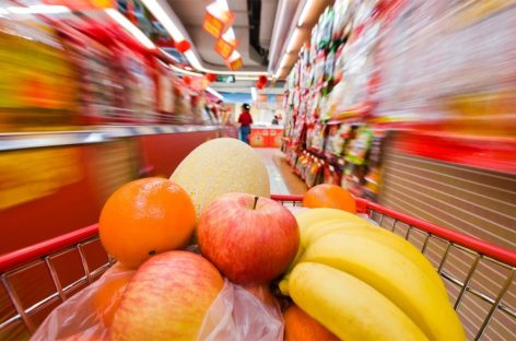 Vendas de combustíveis e nos supermercados têm queda, e movimento no varejo recua