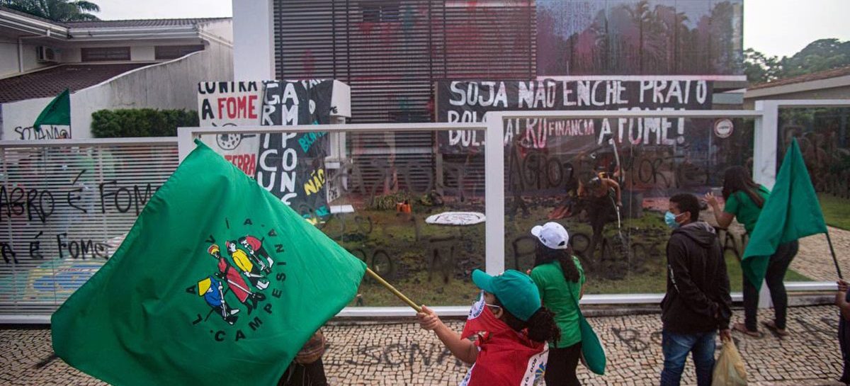 Via Campesina protesta contra a fome no país na sede da Aprosoja, em Brasília