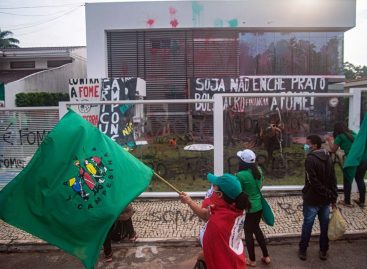 Via Campesina protesta contra a fome no país na sede da Aprosoja, em Brasília