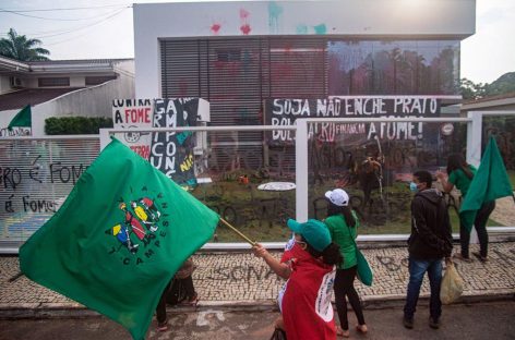Via Campesina protesta contra a fome no país na sede da Aprosoja, em Brasília