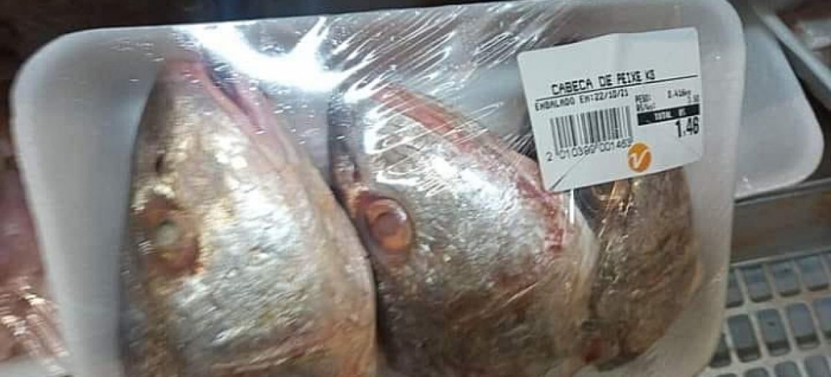Depois da carcaça, tem dono de supermercado vendendo cabeça de peixe