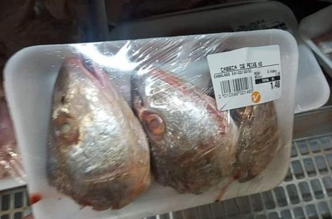 Depois da carcaça, tem dono de supermercado vendendo cabeça de peixe
