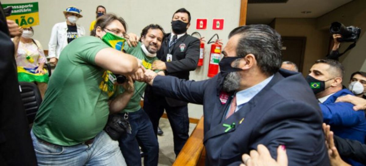 Grupo antivacina invade Câmara de Porto Alegre, agride vereadores e exibe suástica