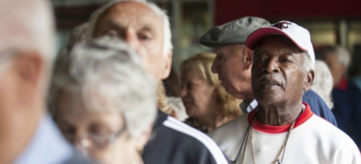 Comissão da Câmara aprova projeto de 14º salário a aposentados