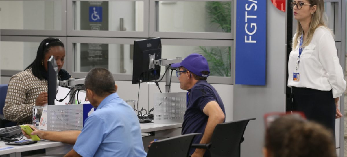 FGTS: Assediado pelos bancos, trabalhador faz saques-aniversário e fica desprotegido