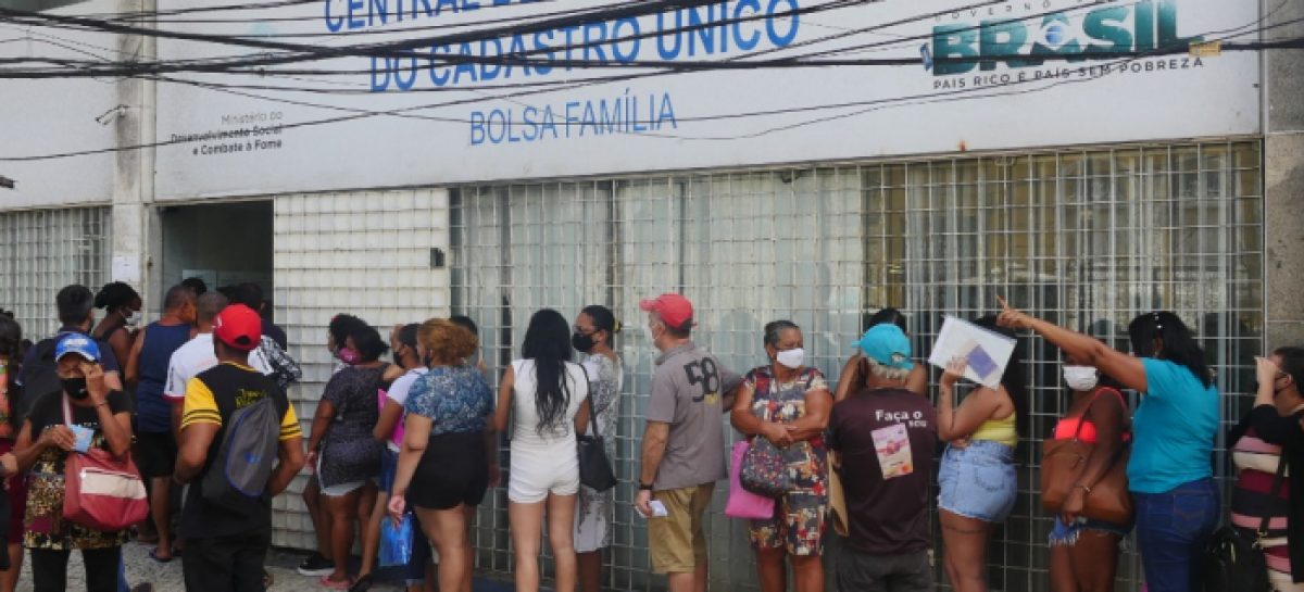 Desesperados e sem renda, brasileiros fazem fila para se inscrever no Auxílio Brasil