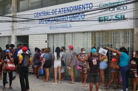 Desesperados e sem renda, brasileiros fazem fila para se inscrever no Auxílio Brasil