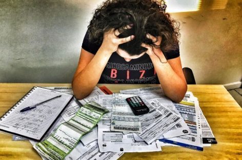 Endividamento bate novo recorde e atinge 75,6% das famílias brasileiras