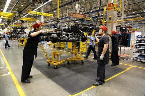 Entenda por que a queda da produção industrial prejudica os trabalhadores