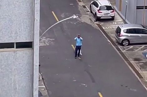 Em vídeo, homem desesperado no DF implora por comida: “É fome, por favor, é fome!”