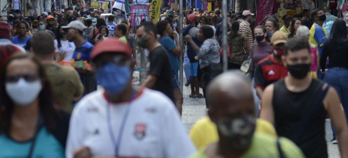 Covid sobe 23% nas Américas; no Brasil, réveillon e Carnaval podem ser cancelados