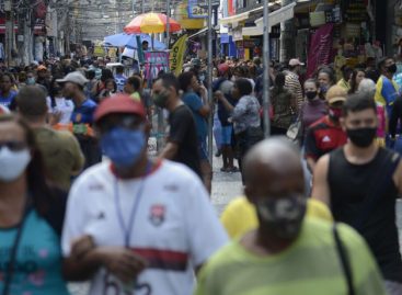 Covid sobe 23% nas Américas; no Brasil, réveillon e Carnaval podem ser cancelados