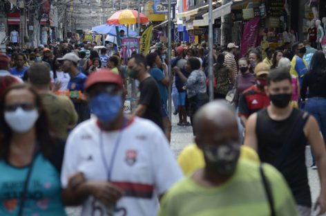 Covid sobe 23% nas Américas; no Brasil, réveillon e Carnaval podem ser cancelados