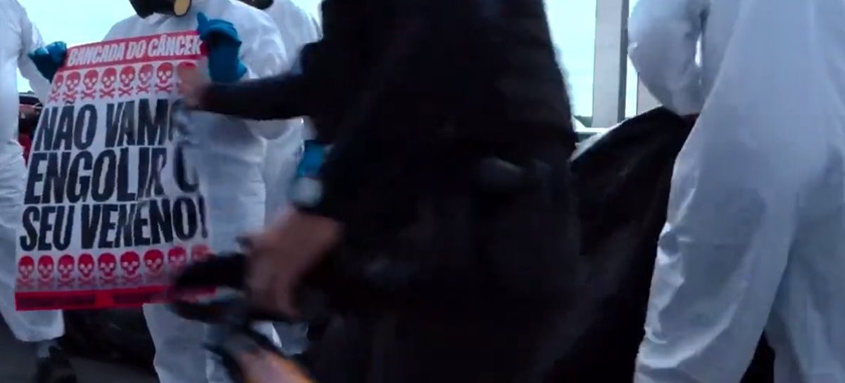 Ativistas são presos em Brasília por protesto contra Pacote do Veneno