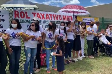 Manifestantes se acorrentam diante do STJ contra mudanças nos planos de saúde