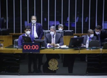 Veja como cada deputado votou no PL do Veneno, que amplia uso de pesticidas no país