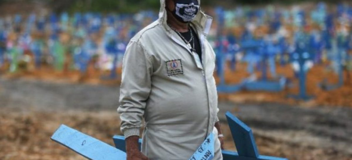 Com piora da 4ª onda de Covid-19, Brasil tem janeiro mais mortal desde 2003