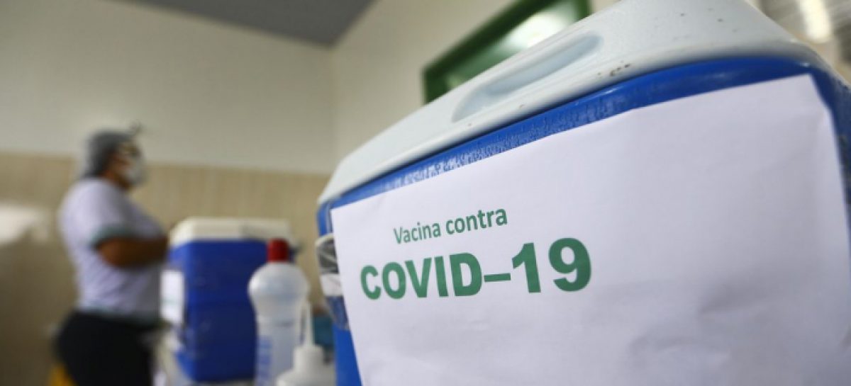 Média de casos de Covid está há 1 mês acima de 100 mil; a de mortes passa de 800