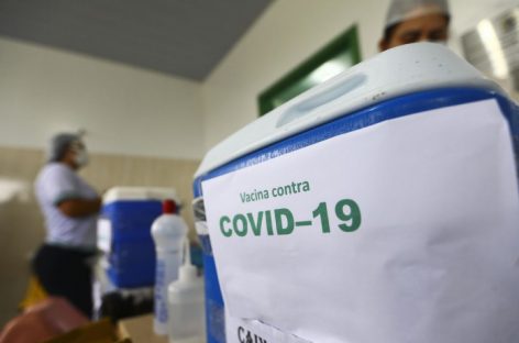 Média de casos de Covid está há 1 mês acima de 100 mil; a de mortes passa de 800