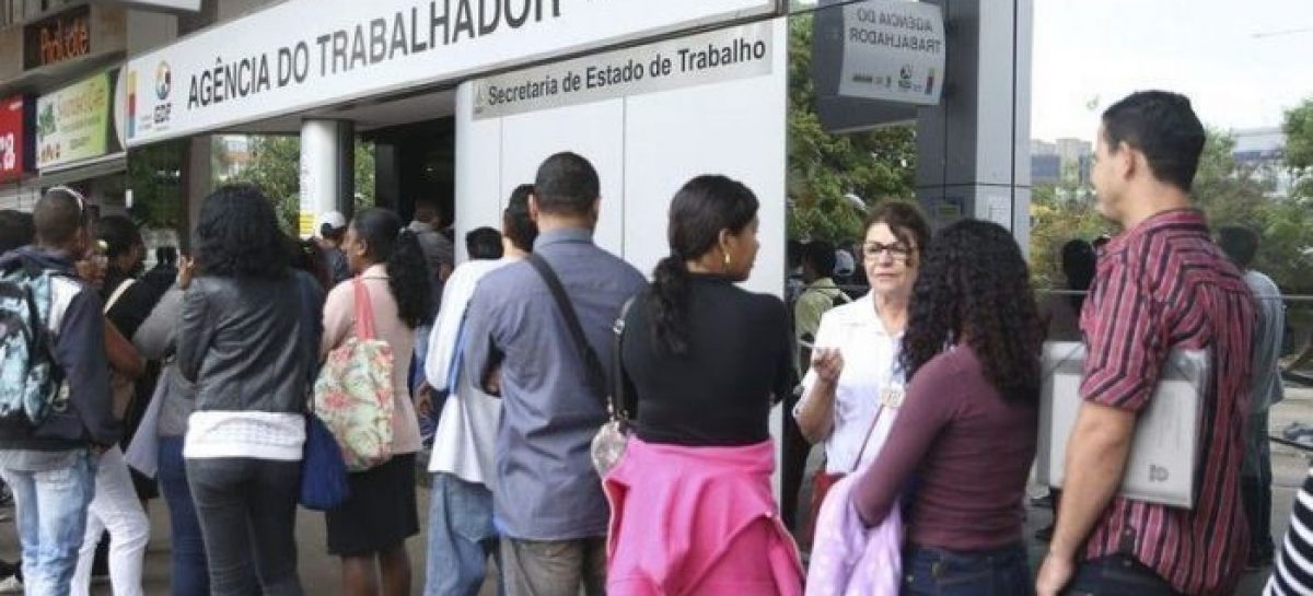 Mais de 4 milhões de jovens com ensino superior não têm emprego com direitos