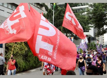Mulheres ocupam as ruas de cidades do país por direitos, pela vida e #ForaBolsonaro