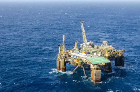 Senador sugere fusão entre Petrobras e Eletrobras em uma só empresa de energia