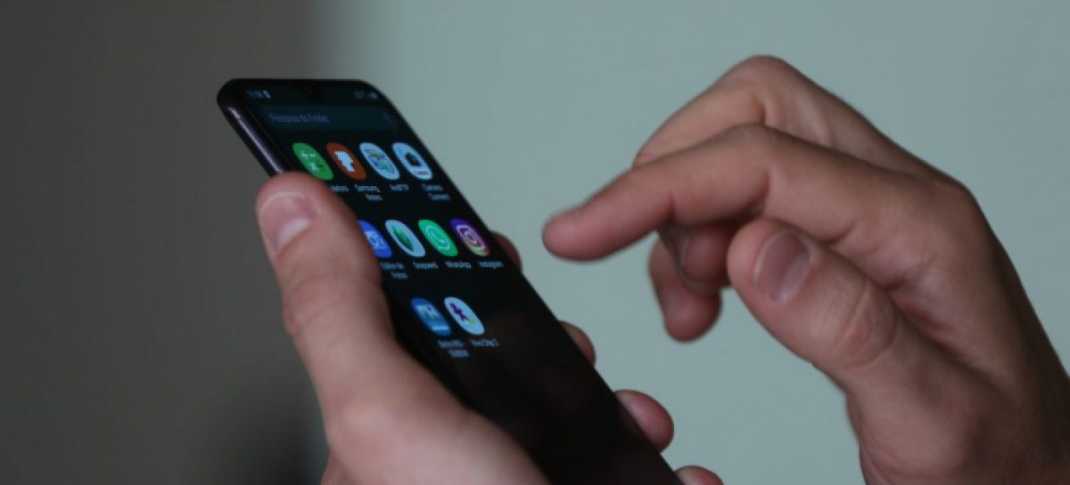 Demitir trabalhador por justa causa por uso celular é um abuso, diz advogado