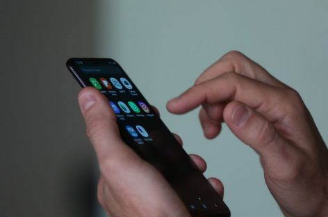 Demitir trabalhador por justa causa por uso celular é um abuso, diz advogado