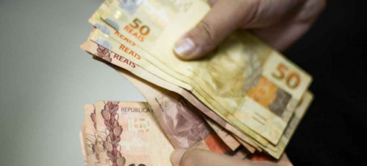 Bolsonaro lança pacote eleitoreiro sob crise, inflação e juros em alta