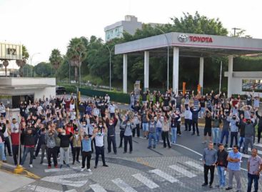 Trabalhadores da Toyota aprovam aviso de greve contra fechamento da fábrica no ABC