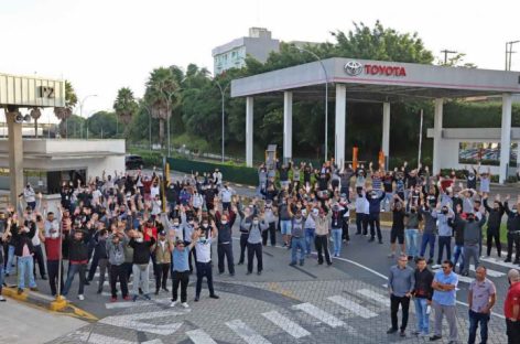 Trabalhadores da Toyota aprovam aviso de greve contra fechamento da fábrica no ABC
